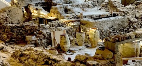 Discover the ancient city of Akrotiri